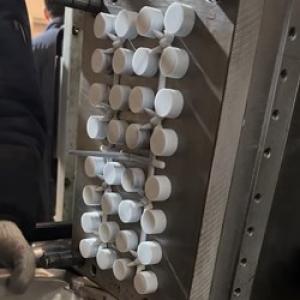 Видео Пластиковая крышка