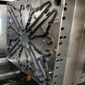 Видео Пластиковая вешалка многогнездная пресс форма