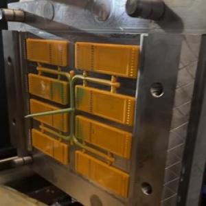 Видео пресс форма 8 гнёзд для пластиковой крышки