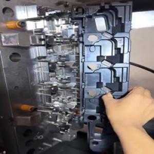 Видео Литье для пластиковой монтажной пластины