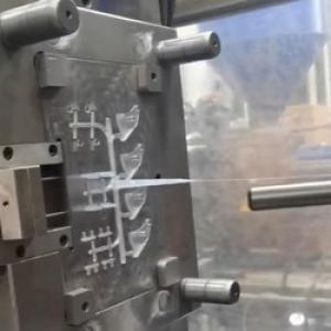 Видео Прозрачные частичные инъекции Комбинированная пластиковая форма