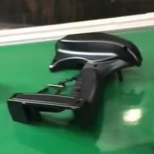 Ручка автоматического впрыска пластика роботом.