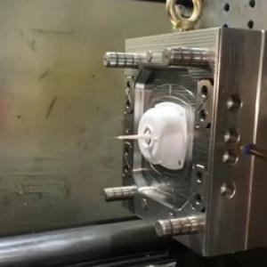 Литье с пластиковой крышкой 