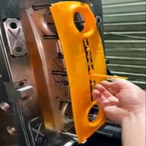 Литье с пластиковой крышкой 